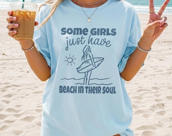 Algunas chicas llevan la playa en el alma. Camiseta Comfort Colors.