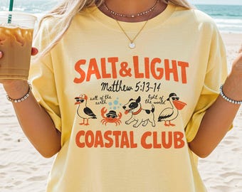 Salt and Light Coastal Club Comfort Colors T-shirt, Trendig kristen strandsemester-T-shirt, Sommartröja med bibelvers