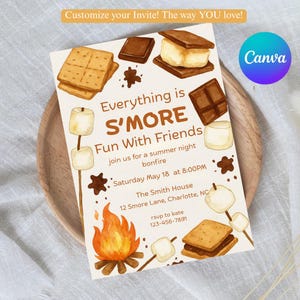 Może przedstawiać: Kremowe zaproszenie z napisem "Everything is S'MORE Fun With Friends" oraz ilustracjami pianek, czekolady i herbatników. Zaproszenie na letnie ognisko 18 maja.