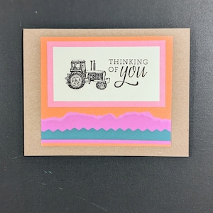 Denk aan je tractorkunstkaart ter ere van vrouwelijke boeren. Origineel met de hand gestempeld. Eco-vriendelijk, kaart en envelop van gerecycled papier