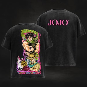 Könnte beinhalten: Zwei schwarze Grafik-T-Shirts. Eines zeigt das Wort "JOJO" in Pink, das andere eine farbenfrohe Anime-Illustration mit dem Text "HAPPY 20TH BIRTHDAY". Die Shirts haben ein Vintage-Aussehen.