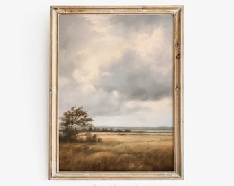 Puede incluir: Una pintura enmarcada de un paisaje con un solo árbol en primer plano y un campo de hierba alta. El cielo está nublado y los colores son apagados.