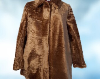 Puede incluir: Una chaqueta de piel sintética marrón con cuello y mangas largas.