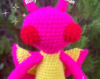 Peluche au crochet pour l'homme mite érable rose - Amigurumi cryptide fait main - jolie poupée homme mite effrayante - plume cryptide lunatique - cadeau mignon effrayant