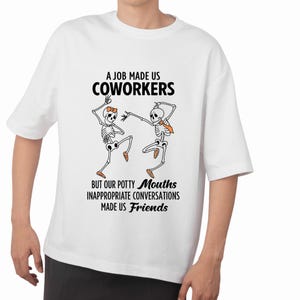 Puede incluir: Camiseta blanca con un gráfico de dos esqueletos bailando. El texto de la camiseta dice: "A JOB MADE US COWORKERS BUT OUR POTTY MOUTHS INAPPROPRIATE CONVERSATIONS MADE US Friends."