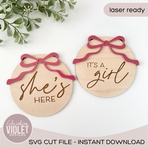 Geboorteaankondiging SVG | Ze is hier laserbestand | Het is een meisje Laser SVG | Bow babyaankondiging digitale download | Laserfil. babymeisje