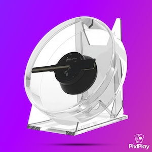 Può includere: Un miscelatore trasparente per palline della lotteria in acrilico con un meccanismo interno nero. Il dispositivo ha un tamburo circolare e una base rettangolare. Il logo PixlPlay è visibile in basso a destra.