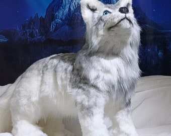 Peluche réaliste en forme de loup, faite main - peluche en forme de loup en cadeau.