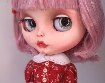 Vente poupée Blythe personnalisée avec des cheveux courts roses, poupée de collection dans une belle robe rad. Poupée Blythe, poupée personnalisée, blythe personnalisée, robe Blythe