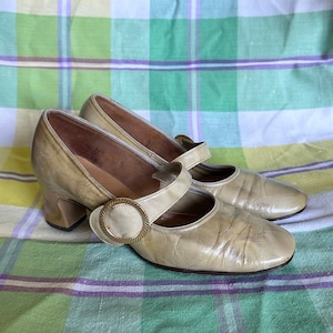 Vintage 1960s Green Leather Mary Jane Shoes Gold Buckle Size 6