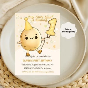 Könnte beinhalten: Eine rechteckige Geburtstagseinladungskarte mit einer Cartoon-Kartoffelfigur, die einen gelben Partyhut trägt und einen Ballon in Form der Zahl Eins hält. Der Text lautet Our little Spud is turning 1, Oliver's First Birthday, August 16th at 2:00 PM, 17400 AVENLEIGH Dr, Ashton, RSVP at 123 456 7890 before August 20th.