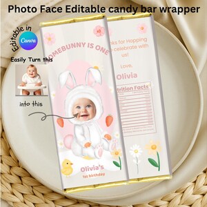 Può includere: Confezione di barretta di cioccolato modificabile con un coniglietto di peluche con naso e orecchie rosa. Il coniglietto indossa una tuta di pelliccia bianca e ha uno spazio per inserire una foto. La confezione ha uno sfondo rosa e bianco con fiori e fragole. Il testo "Somebunny is one" è stampato sulla confezione. La confezione include anche il testo "Olivia's 1st birthday".