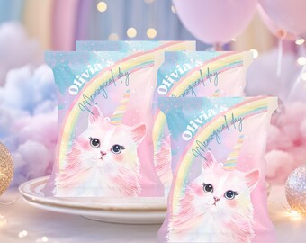 Puede incluir: Cuatro bolsas de recuerdo de fiesta con un diseño de gato unicornio. Las bolsas presentan un fondo rosa y azul con un arcoíris y un gato con un cuerno de unicornio. El texto "Olivia's Meowgical Day" está impreso en cada bolsa.