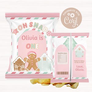 Może przedstawiać: Różowe i białe torebki na chipsy z motywem piernikowym. Przód torebki głosi "OH SNAP" i "Olivia is ONE". Tył torebki zawiera informacje o wartości odżywczej oraz tekst "Thanks for making my day so sweet. Love, Olivia."
