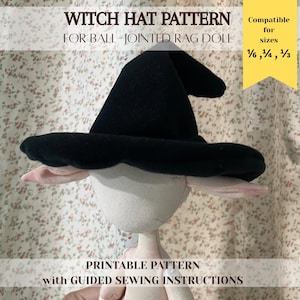 Può includere: Un cappello da strega nero su una bambola di pezza, progettato per bambole con giunture sferiche. L'immagine include il testo "Witch Hat Pattern" e "Printable Pattern with Guided Sewing Instructions". Il cappello è compatibile con le taglie 1/6, 1/4 e 1/3.