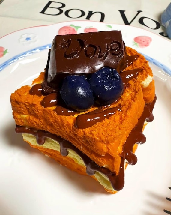 現貨】3層厚切りトースト スクイーズ1点もの 希少 大きな目玉焼き