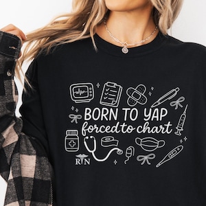 Né pour Yap, forcé de prendre un tableau drôle d'infirmière T-shirt couleur confort avec griffonnage Contrôle des infections Équipe IP IA Cadeau de groupe Infirmières assorties Semaine Anniversaire