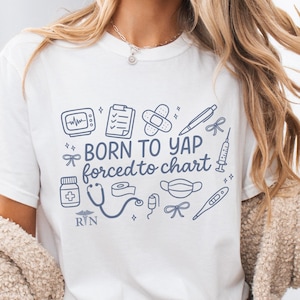 Born To Yap Forced To Chart Couleurs Confort Quart de nuit Nouvelle diplômée infirmière chemise T-shirt drôle de griffonnage RN cadeau pour les infirmières semaine anniversaire collègue humour