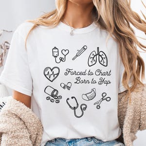 Né pour Yap forcé de tracer un tee-shirt d'allaitement drôle Cardiologie Ccu cardiaque des nouveaux diplômés infirmière chemise Doodle Tee RN cadeau infirmières semaine anniversaire collègue