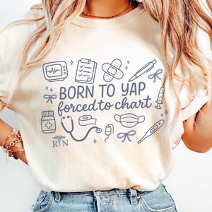 Tee-shirt d'allaitement couleurs confort Born To Yap quart de nuit nouvelle diplômée infirmière chemise Tee doodle drôle RN cadeau pour les infirmières semaine anniversaire collègue humour