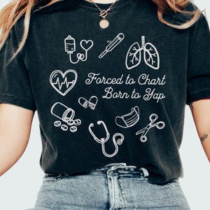 Infirmière née pour être obligée de consulter une carte T-shirt doodle couleur confort pour infirmière Soins intensifs SICU MICU RN Cadeau de groupe Groupe d'infirmières assortis Semaine d'anniversaire