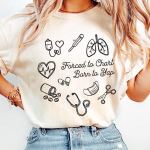 Né pour Yap forcé de tracer un tee-shirt d'allaitement drôle, une équipe de contrôle des infections, une nouvelle chemise d'infirmière diplômée, un t-shirt à griffonnage, un cadeau pour la semaine des infirmières, un collègue d'anniversaire
