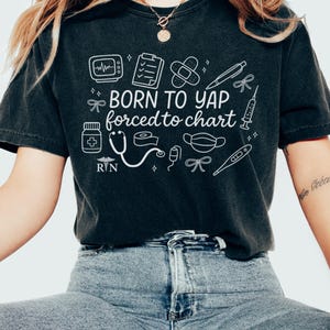 Infirmière née pour être obligée de prendre une carte Tee-shirt couleur confort avec griffonnages couleur Salle d'opération OU Pacu RN Cadeau de groupe Groupe d'infirmières assortis Semaine d'anniversaire
