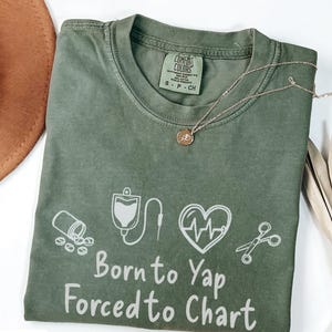 Chemise d'infirmière drôle couleurs confort Born To Yap forcé de tracer un t-shirt Doodle Prévention des infections RN Group Gift Work Bestie Nurses Week Birthday