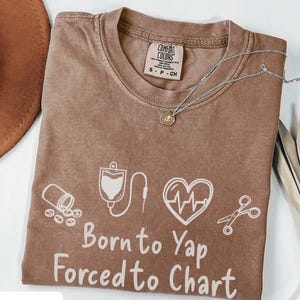 Chemise d'infirmière rigolote aux couleurs confort née pour paître forcé de tracer un t-shirt à griffonnage Prévention des infections RN Group Gift Work Bestie Nurses Week Anniversaire