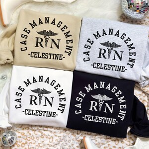 Puede incluir: Cuatro sudaderas de cuello redondo en beige, gris, blanco y negro. Cada sudadera presenta el texto "CASE MANAGEMENT" en semicírculo, con "RN" y un símbolo de caduceo en el centro, y "-CELESTINE-" debajo.