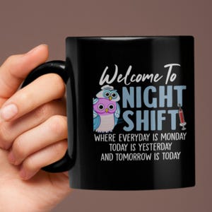 Pu&ograve; includere: Tazza da caff&egrave; nera con un designo bianco con due gufi che indossano cappelli da infermiera e il testo "Benvenuti al turno di notte Dove ogni giorno &egrave; luned&igrave; Oggi &egrave; ieri e domani &egrave; oggi".