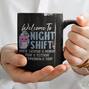 Pu&ograve; includere: Tazza da caff&egrave; nera con un designo bianco che dice "Benvenuti al turno di notte" con due gufi e una siringa. Il testo sotto i gufi dice "Dove ogni giorno &egrave; luned&igrave;, oggi &egrave; ieri, domani &egrave; oggi."
