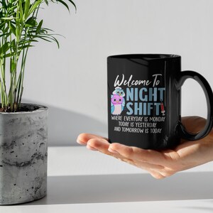 Pu&ograve; includere: Tazza da caff&egrave; in ceramica nera con un design bianco con due gufi e il testo "Welcome To Night Shift Where Everyday Is Monday Today Is Yesterday And Tomorrow Is Today".