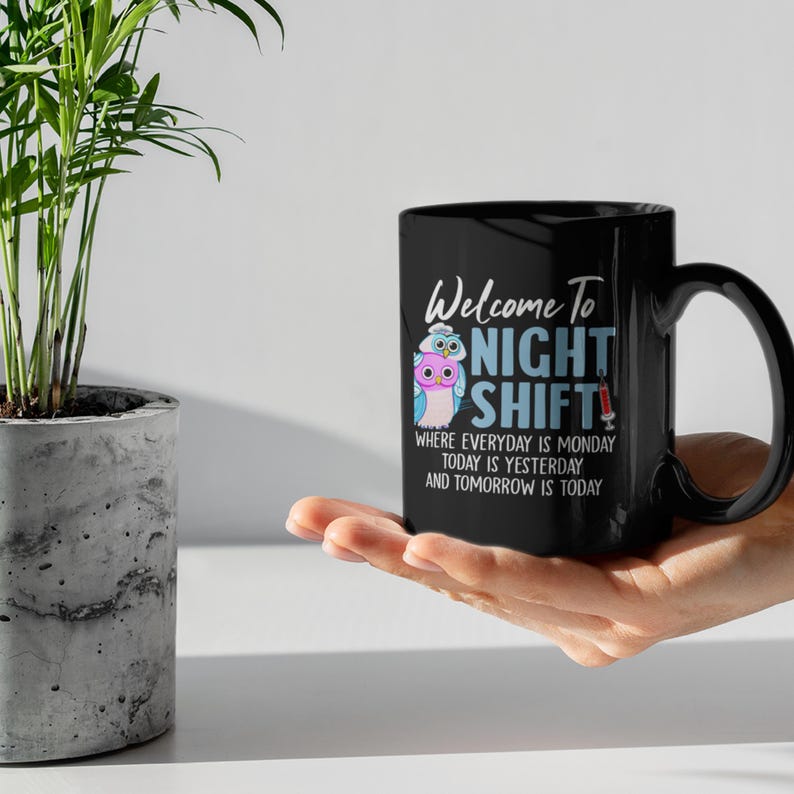 Pu&ograve; includere: Tazza da caff&egrave; in ceramica nera con un design bianco con due gufi e il testo "Welcome To Night Shift Where Everyday Is Monday Today Is Yesterday And Tomorrow Is Today".