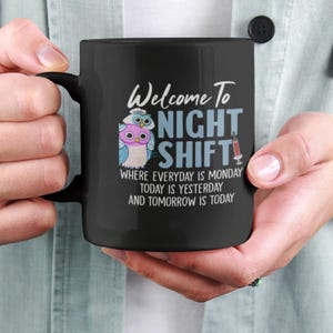 Pu&ograve; includere: Tazza da caff&egrave; nera con un designo di gufo bianco e il testo "Benvenuti al turno di notte Dove ogni giorno &egrave; luned&igrave; Oggi &egrave; ieri e domani &egrave; oggi".