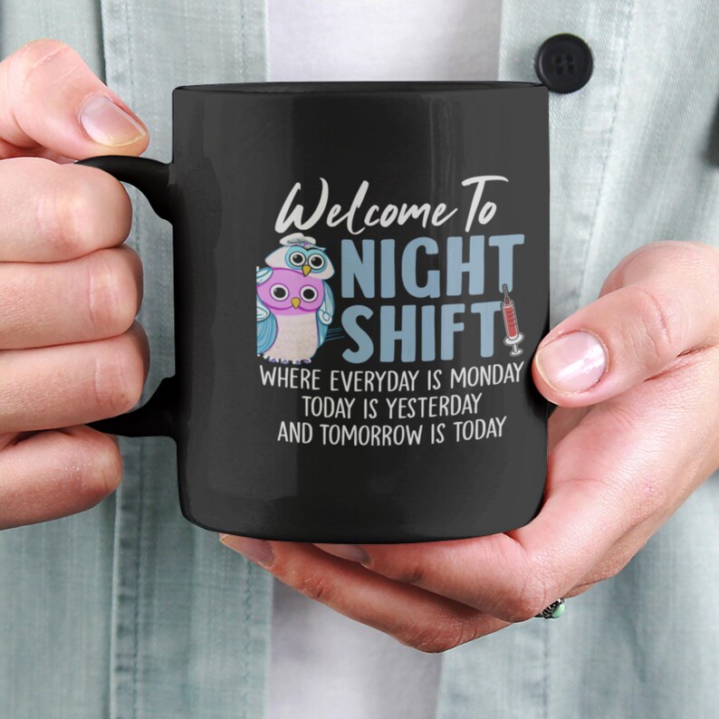 Pu&ograve; includere: Tazza da caff&egrave; nera con un designo di gufo bianco e il testo "Benvenuti al turno di notte Dove ogni giorno &egrave; luned&igrave; Oggi &egrave; ieri e domani &egrave; oggi".