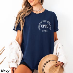 パーソナライズされた資格認定スペシャリストシャツ、カスタムオフィスチームTシャツ、同僚への医療管理ギフト、医療スタッフへの感謝トップ