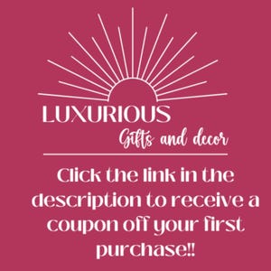 Pu&ograve; includere: Uno sfondo rosa con un design a raggi di sole bianco e il testo "LUXURIOUS Gifts and decor". Sotto il testo c'&egrave; un rettangolo bianco con il testo "Clicca sul link nella descrizione per ricevere un coupon sul tuo primo acquisto!!"