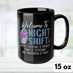 Pu&ograve; includere: Una tazza da caff&egrave; in ceramica nera con un design bianco con due gufi e il testo "Welcome to Night Shift Where Everyday is Monday Today is Yesterday and Tomorrow is Today". La tazza ha una capacit&agrave; di 15 once.