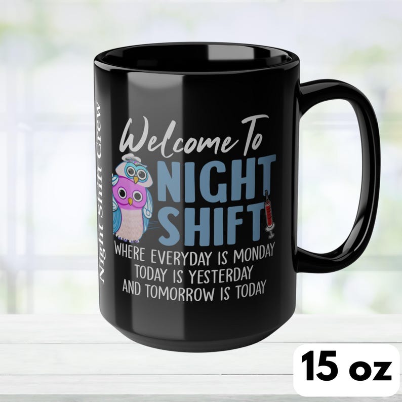 Pu&ograve; includere: Una tazza da caff&egrave; in ceramica nera con un design bianco con due gufi e il testo "Welcome to Night Shift Where Everyday is Monday Today is Yesterday and Tomorrow is Today". La tazza ha una capacit&agrave; di 15 once.