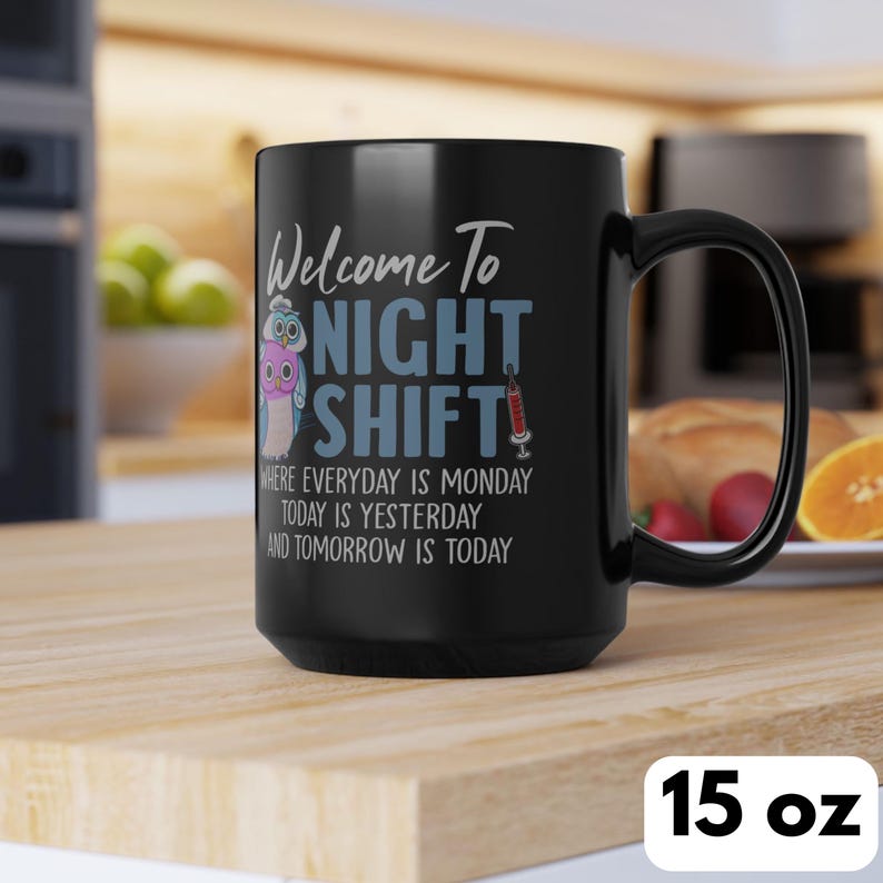 Pu&ograve; includere: Tazza da caff&egrave; in ceramica nera con un design di gufo bianco e il testo "Welcome to Night Shift" e "Where everyday is Monday, today is yesterday and tomorrow is today". La tazza &egrave; da 15 once.