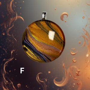 Unikt hänge 2,5 cm i diameter, kedja ingår ej. Med silverfärgade hängesklättar.