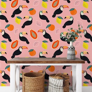 Lebendige rosa Früchte Tukane Tapete, Kinderzimmer Dekor abziehen und aufkleben, flache Kunst rosa Hintergrund, lustige Wandkunst, spielerische abnehmbare Wanddekoration