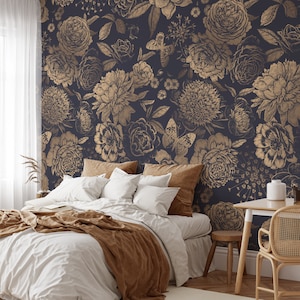 Grandi fiori vintage con farfalle su uno sfondo scuro, carta da parati staccabile e adesiva, elegante murale nero e oro, arredamento floreale per la casa