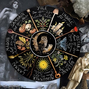 Pode incluir: Uma roda circular preta e branca com oito se&ccedil;&otilde;es, cada uma representando uma &eacute;poca diferente do ano. As se&ccedil;&otilde;es s&atilde;o etiquetadas com os nomes dos oito sabbats: Yule, Imbolc, Ostara, Beltane, Midsummer, Lammas, Mabon e Samhain. Cada se&ccedil;&atilde;o tamb&eacute;m apresenta uma ilustra&ccedil;&atilde;o &uacute;nica e um texto que descreve a &eacute;poca do ano.