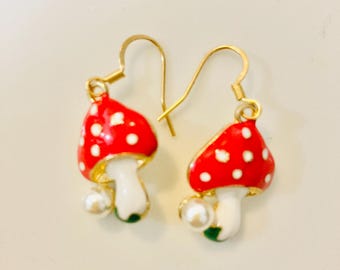 Boucles d'oreilles champignons en émail : Boucles d'oreilles Pierrot Cottagecore