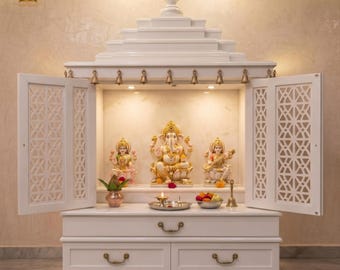 Templo de madera de mango blanca hecho a mano para el hogar con armario de almacenamiento, gran templo Pooja con puertas de celosía y estante, altar de decoración espiritual hindú para el hogar.