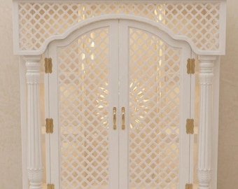 Weißer Holzmandir für Zuhause mit LED-Licht Großer Haustempel Puja-Schrank Om-Ausschnitt Handgefertigte Mandir-Aufbewahrungsschubladen Indian Pooja Ghar