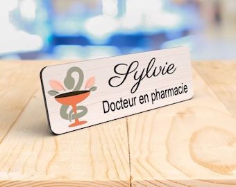 Badge Professionnel en Bois Coloré et Personnalisable pour Docteur en Pharmacie, Pharmacien, Pharmacienne - Élégance et Distinction