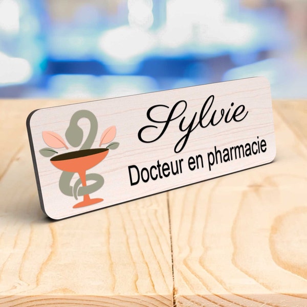 Badge Professionnel en Bois Coloré et Personnalisable pour Docteur en Pharmacie, Pharmacien, Pharmacienne - Élégance et Distinction